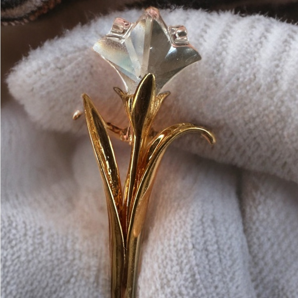 Retired Signed Daniel Swarovsk, Gold Crystals Floral Brooch